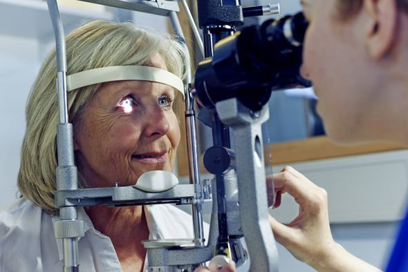 Parkinsons disease: Experiencing dry eyes, eyelid apraxia ...
